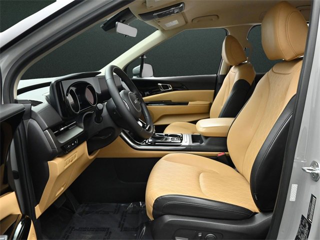 Used 2022 Kia Carnival EX image 11