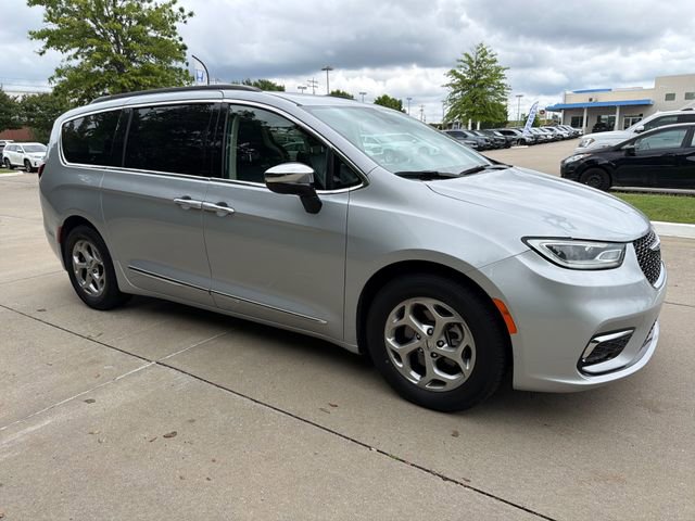 Used 2023 Chrysler Pacifica Limited FWD image 7