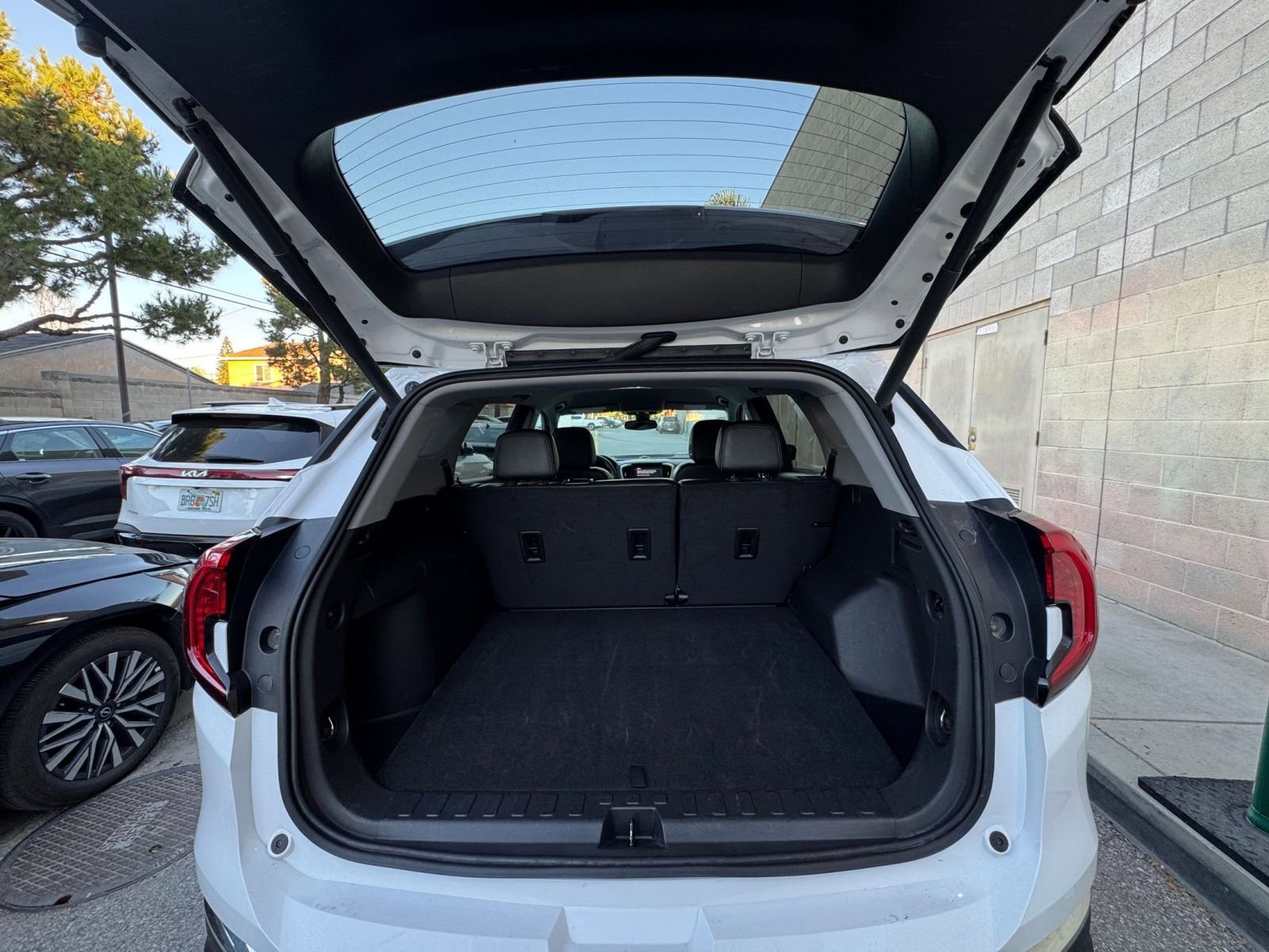 Used 2024 GMC Terrain SLT image 33