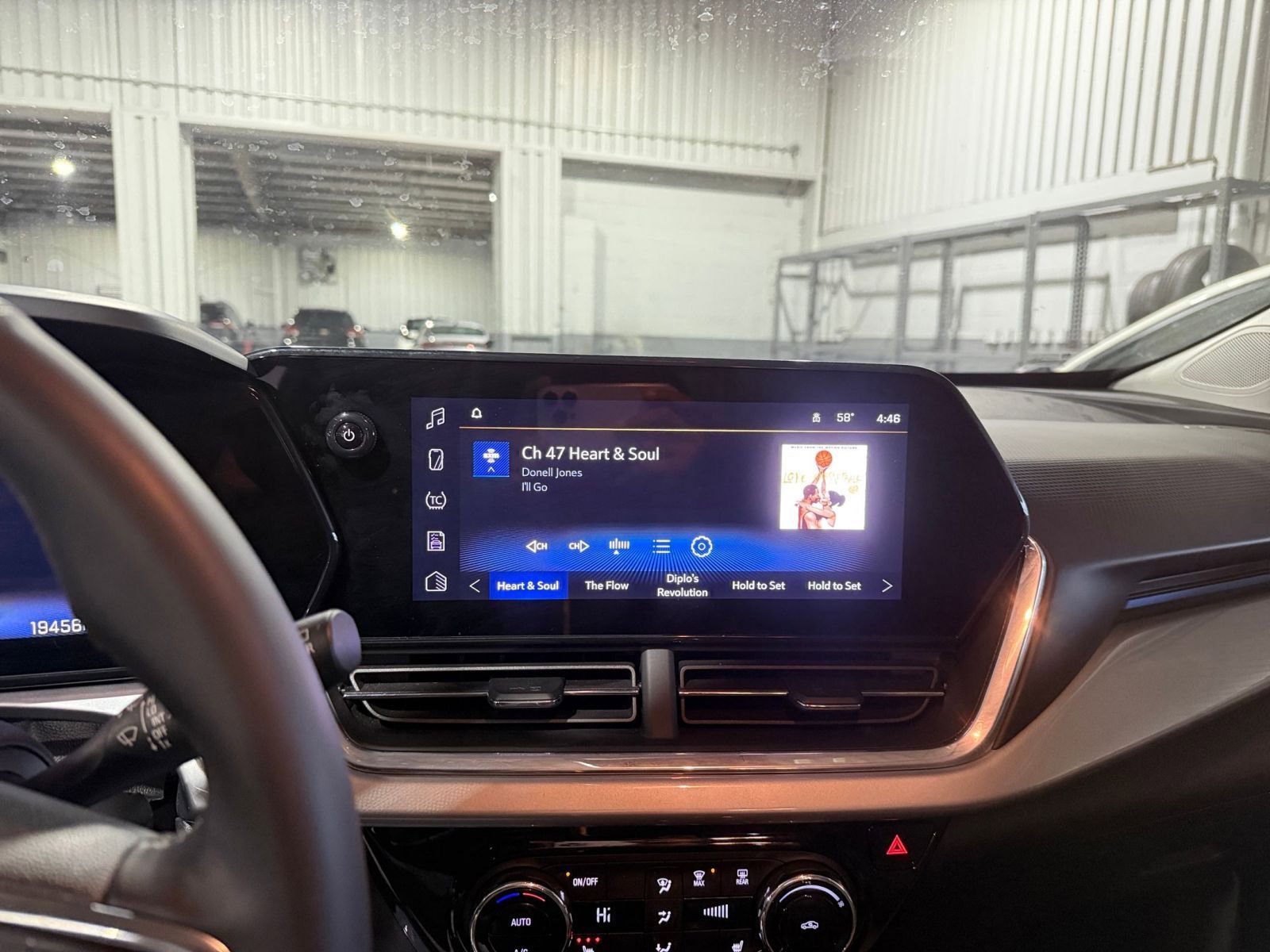 Used 2025 Chevrolet Trax LT w/ LT Convenience Package FWD image 20