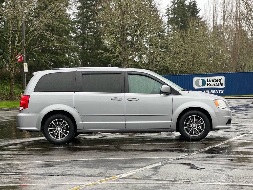 Used 2016 Dodge Grand Caravan SXT FWD image 6