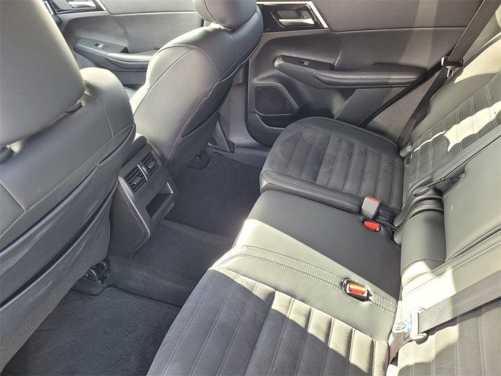 Used 2024 Mitsubishi Outlander SE image 11