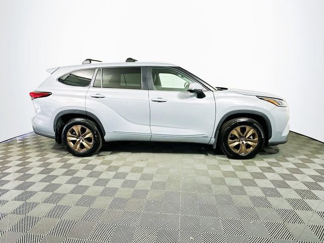 Certified 2023 Toyota Highlander Bronze Edition image 9