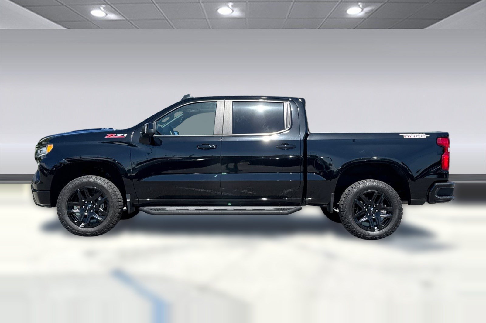 Used 2025 Chevrolet Silverado 1500 LT Trail Boss w/ LT Trail Boss Premium Package AWD/4WD image 2