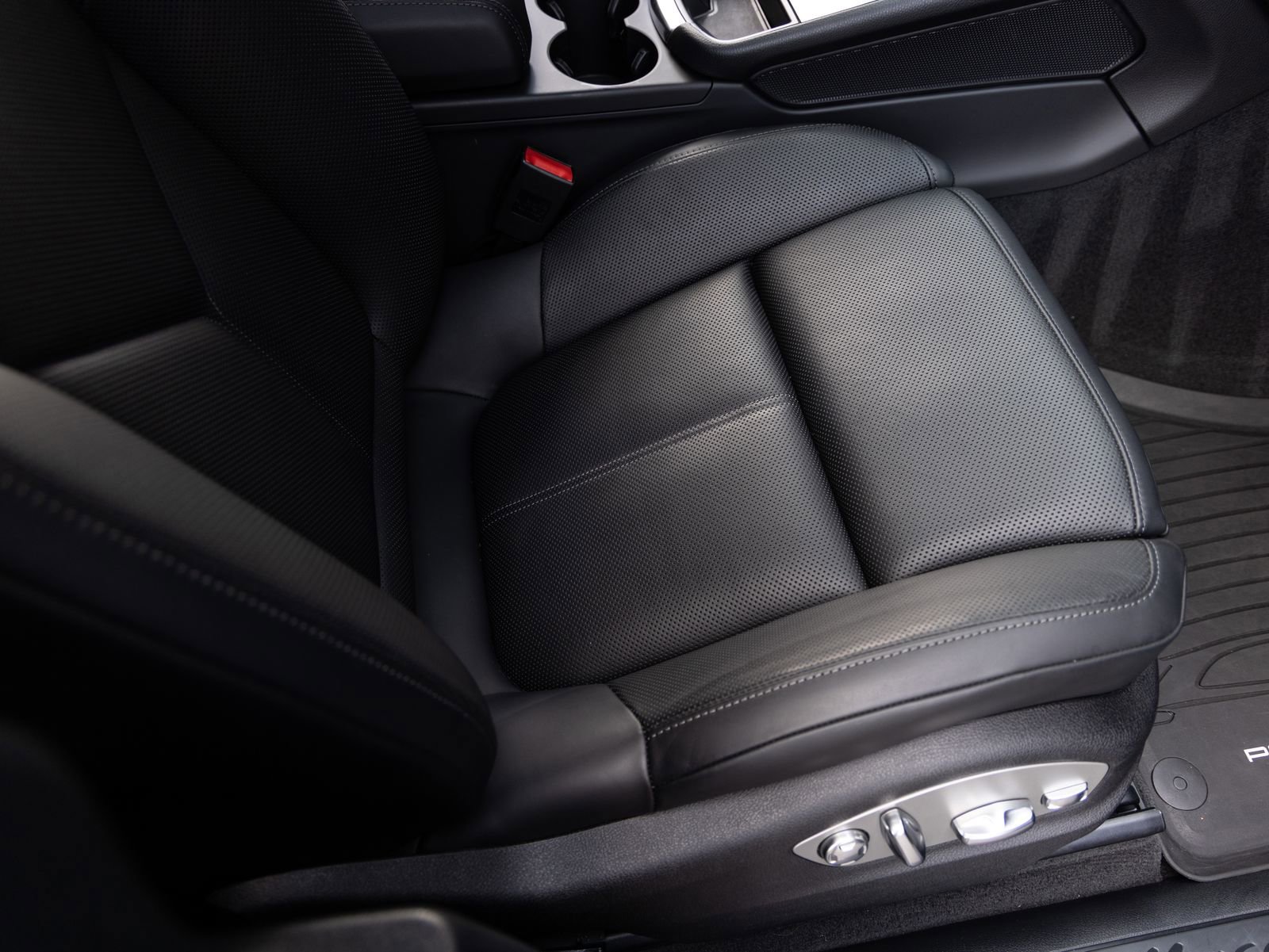 Certified 2025 Porsche Macan image 34