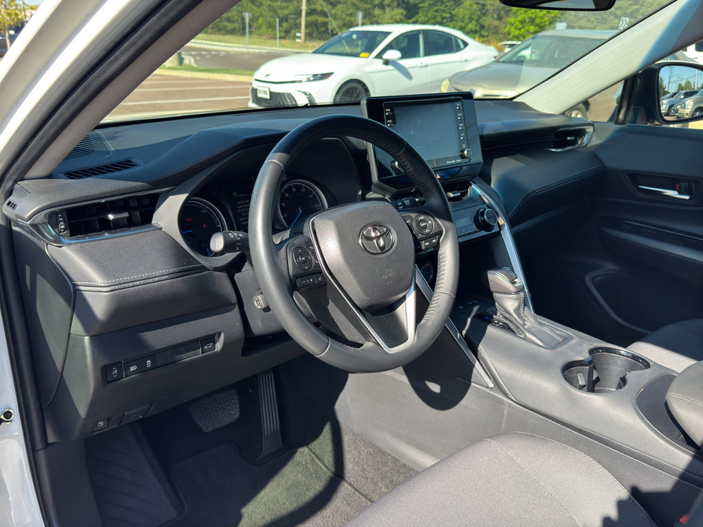 Used 2022 Toyota Venza LE image 11