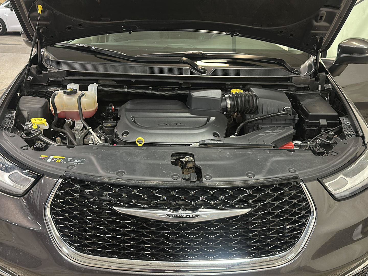 Used 2023 Chrysler Pacifica Touring-L FWD image 13