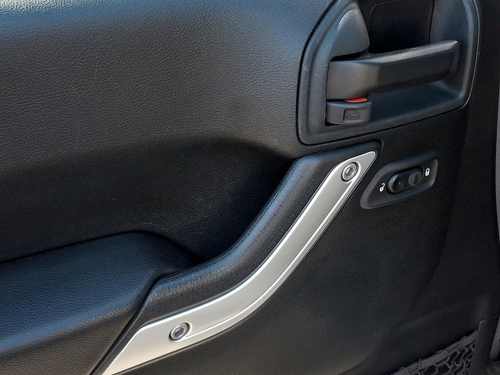 Used 2018 Jeep Wrangler Unlimited Sahara w/ Connectivity Group image 12