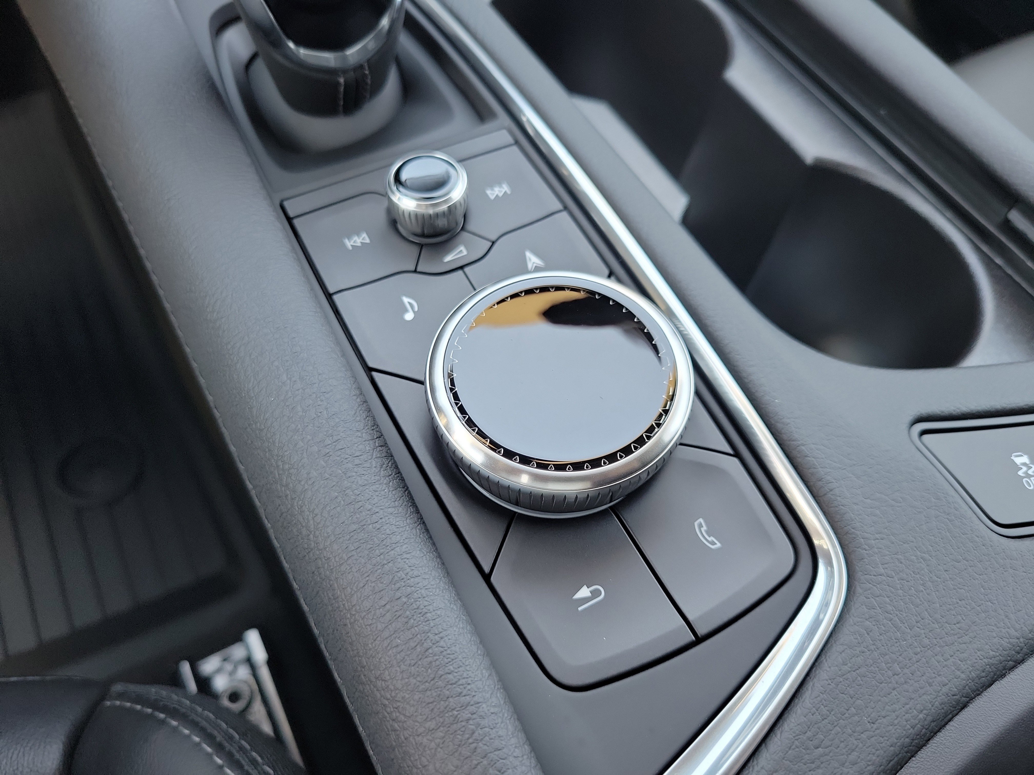 Certified 2025 Cadillac XT5 Premium Luxury w/ LPO, Floor Liner Package image 28