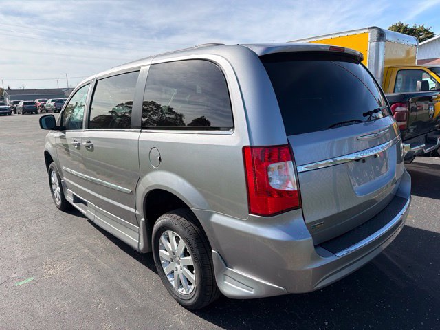 Used 2016 Chrysler Town & Country Touring FWD image 9