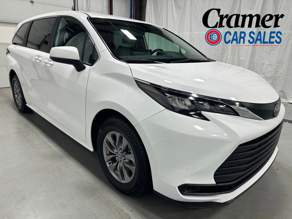 Used 2025 Toyota Sienna LE FWD image 1