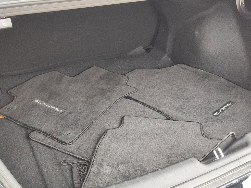 Used 2025 Hyundai Elantra SE image 8