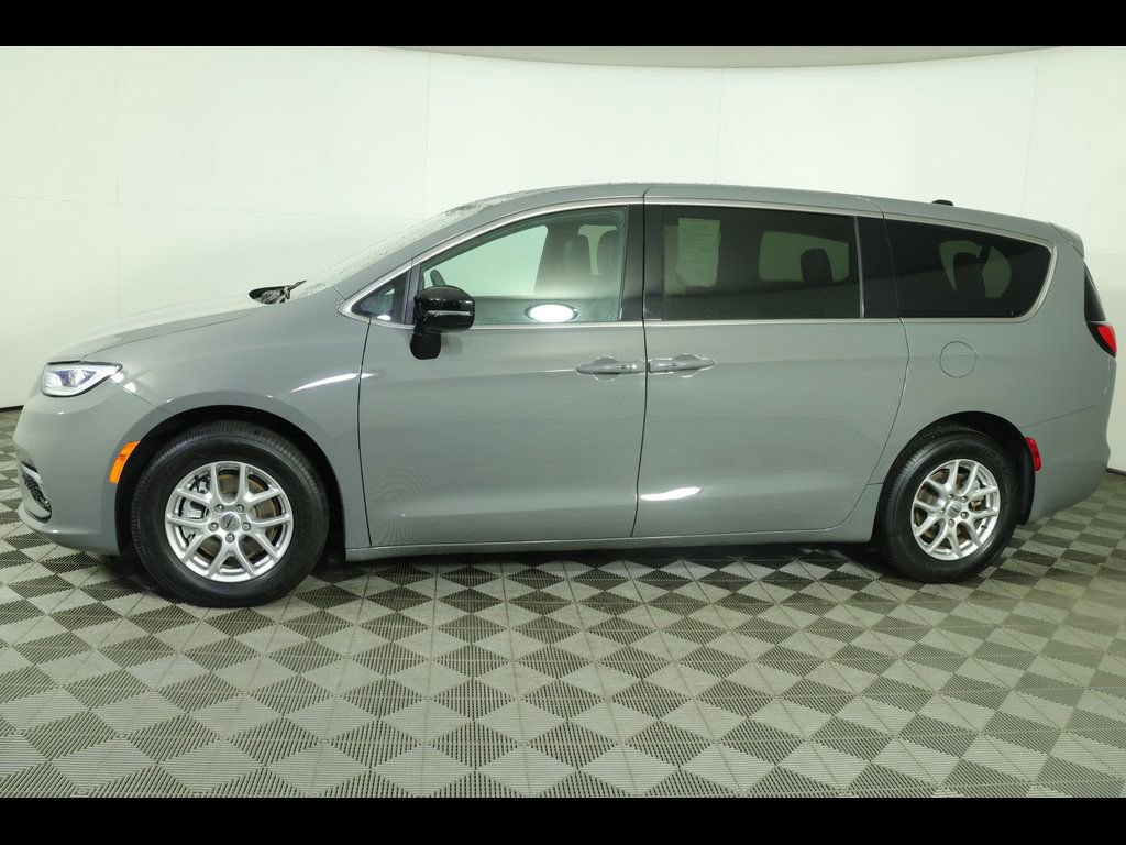 Used 2025 Chrysler Pacifica Select FWD image 13