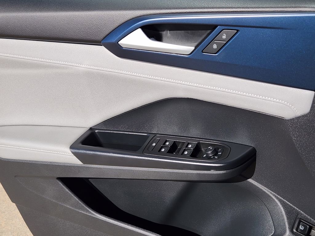 Used 2024 Volkswagen Taos SE image 23