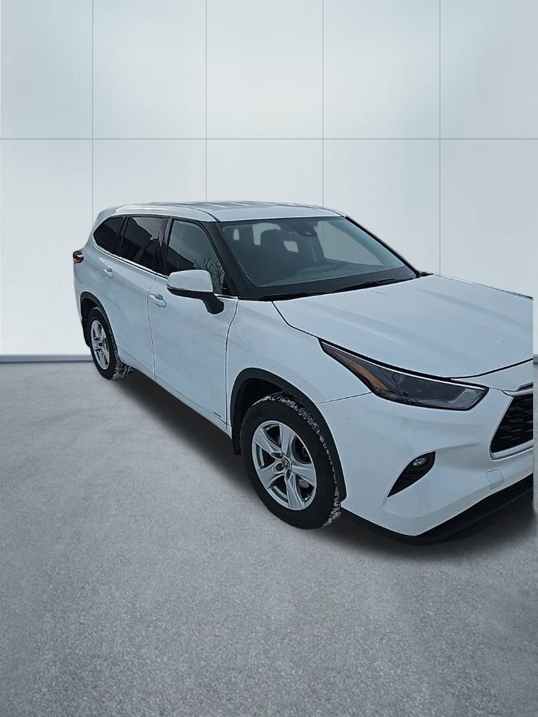 Used 2022 Toyota Highlander LE image 3