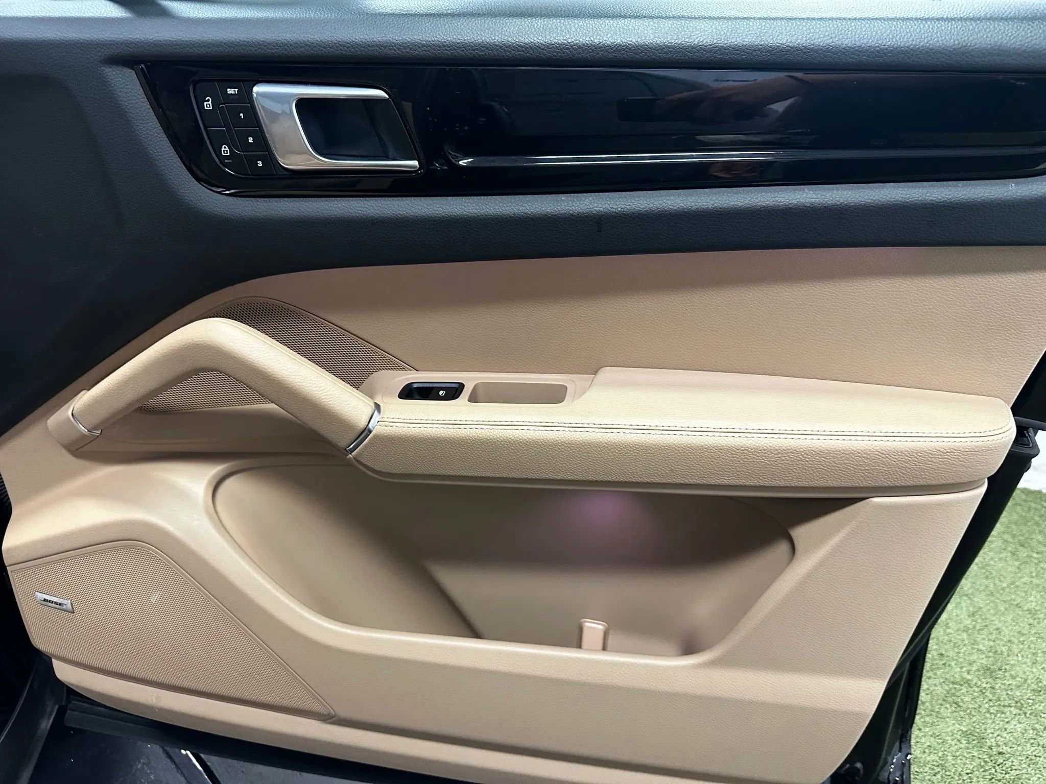 Used 2022 Porsche Cayenne Platinum Edition w/ Premium Package Plus image 28