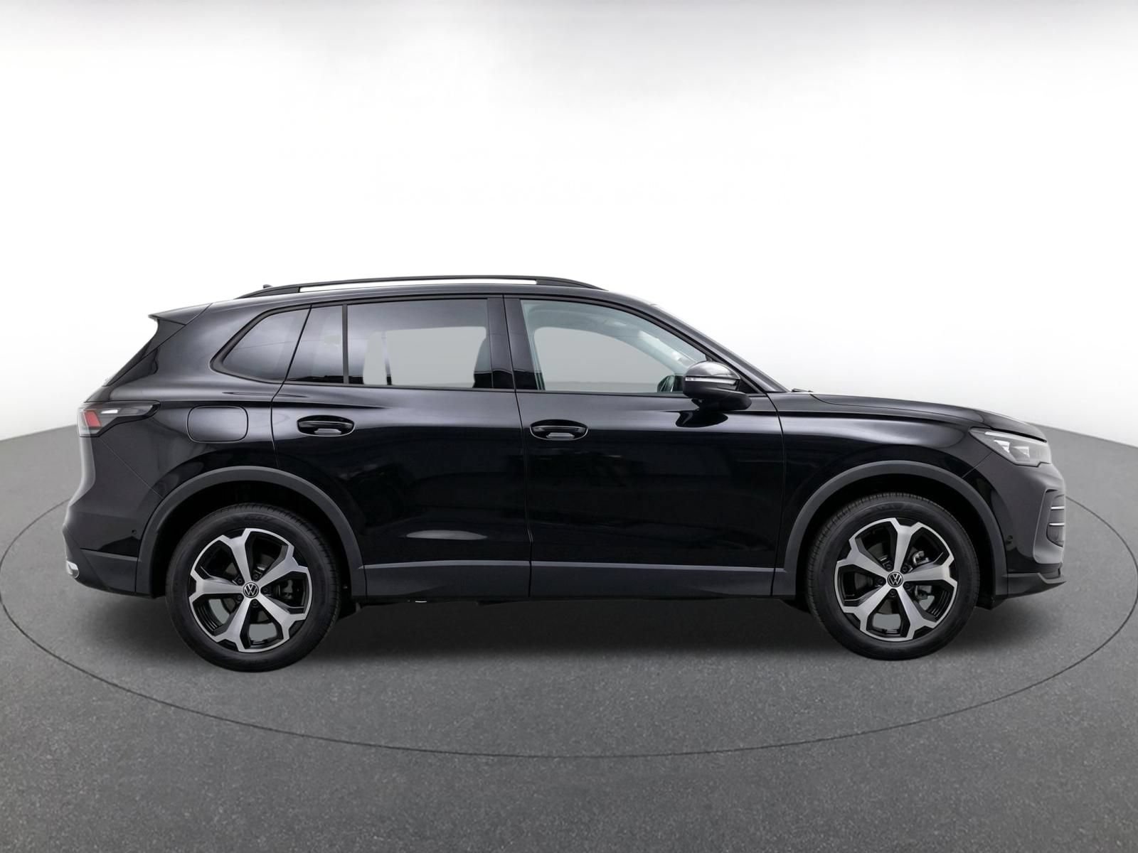 Used 2026 Volkswagen Tiguan SE AWD/4WD image 9