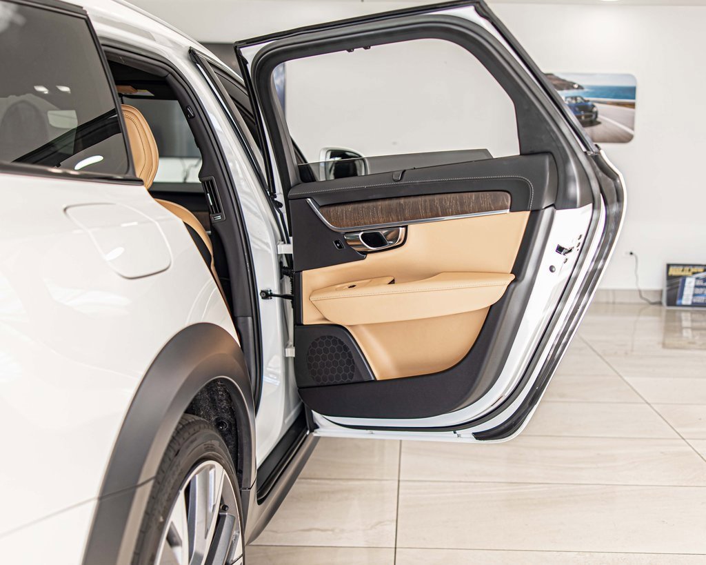 Used 2023 Volvo V90 B6 Cross Country Ultimate w/ Climate Package image 40