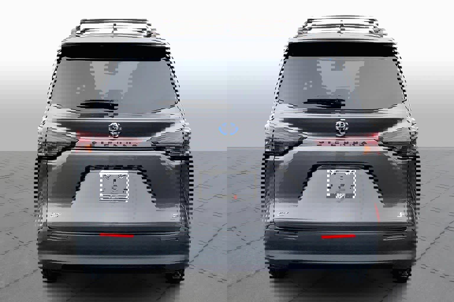 Used 2025 Toyota Sienna LE image 5