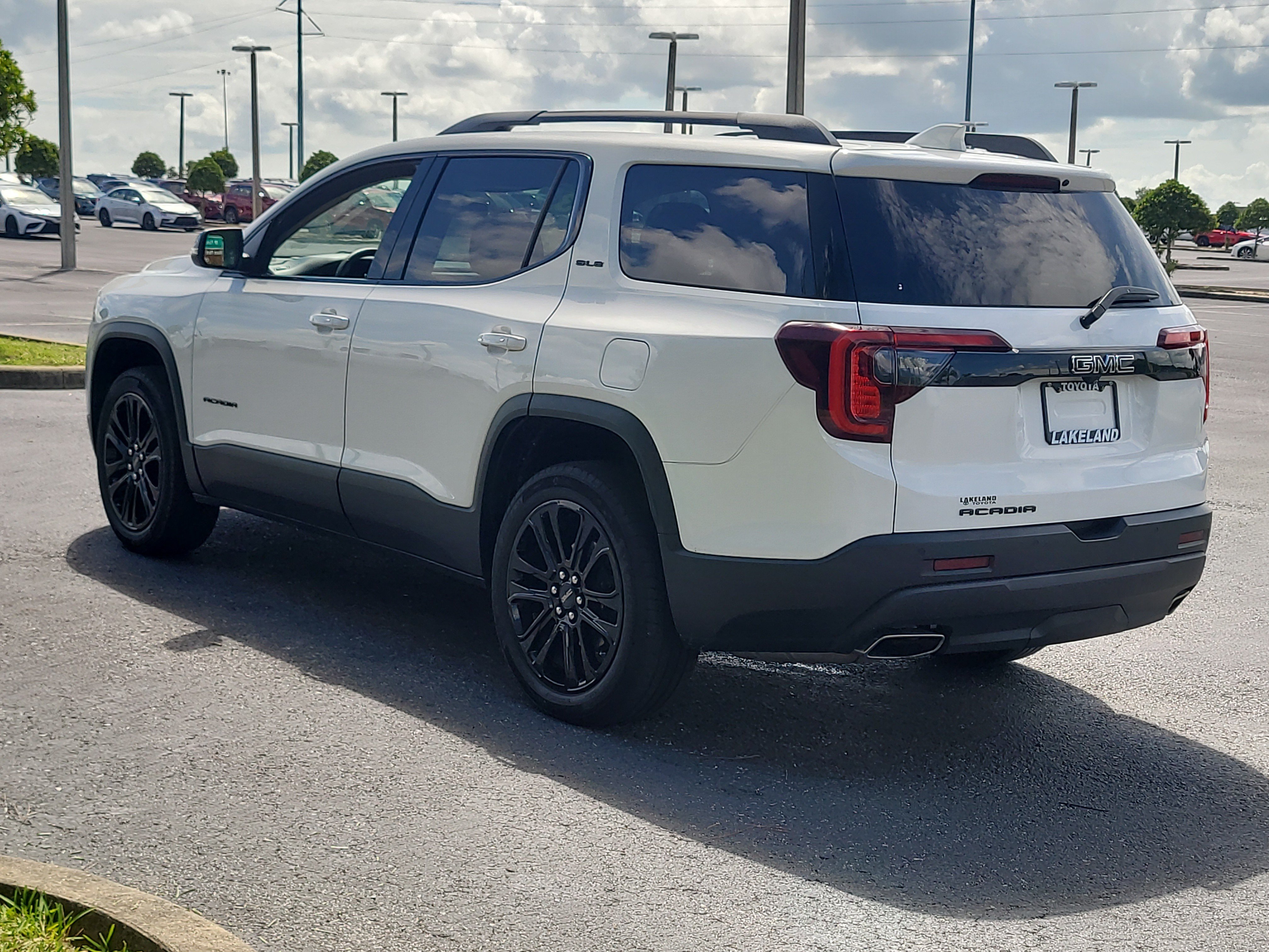 Used 2023 GMC Acadia SLE w/ Driver Convenience Package FWD image 5