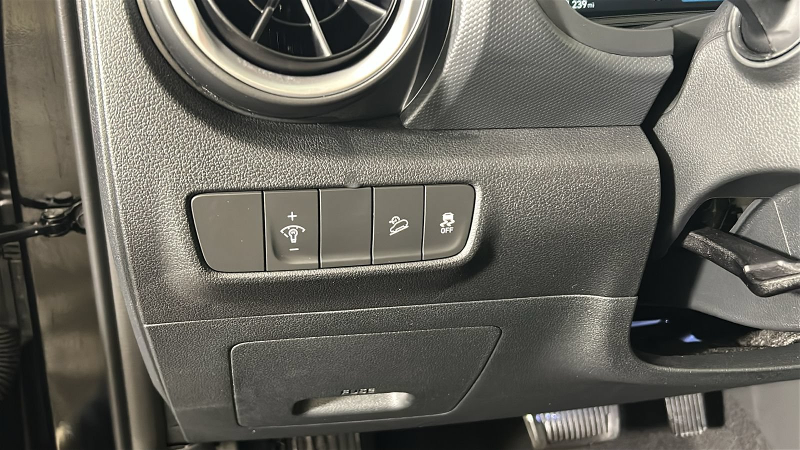 Used 2023 Hyundai Kona Limited AWD/4WD image 24