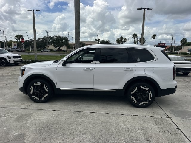 Certified 2025 Kia Telluride EX w/ EX Captain's Chair Package FWD image 9