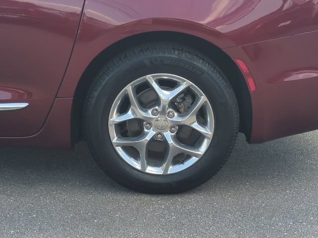 Used 2018 Chrysler Pacifica Limited FWD image 36