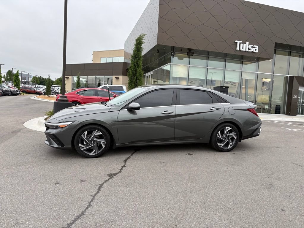 Certified 2025 Hyundai Elantra Limited FWD image 4