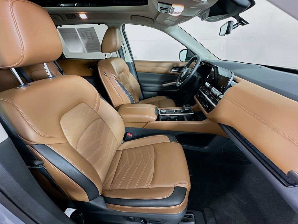 Used 2024 Nissan Pathfinder Platinum w/ Cargo Package image 39