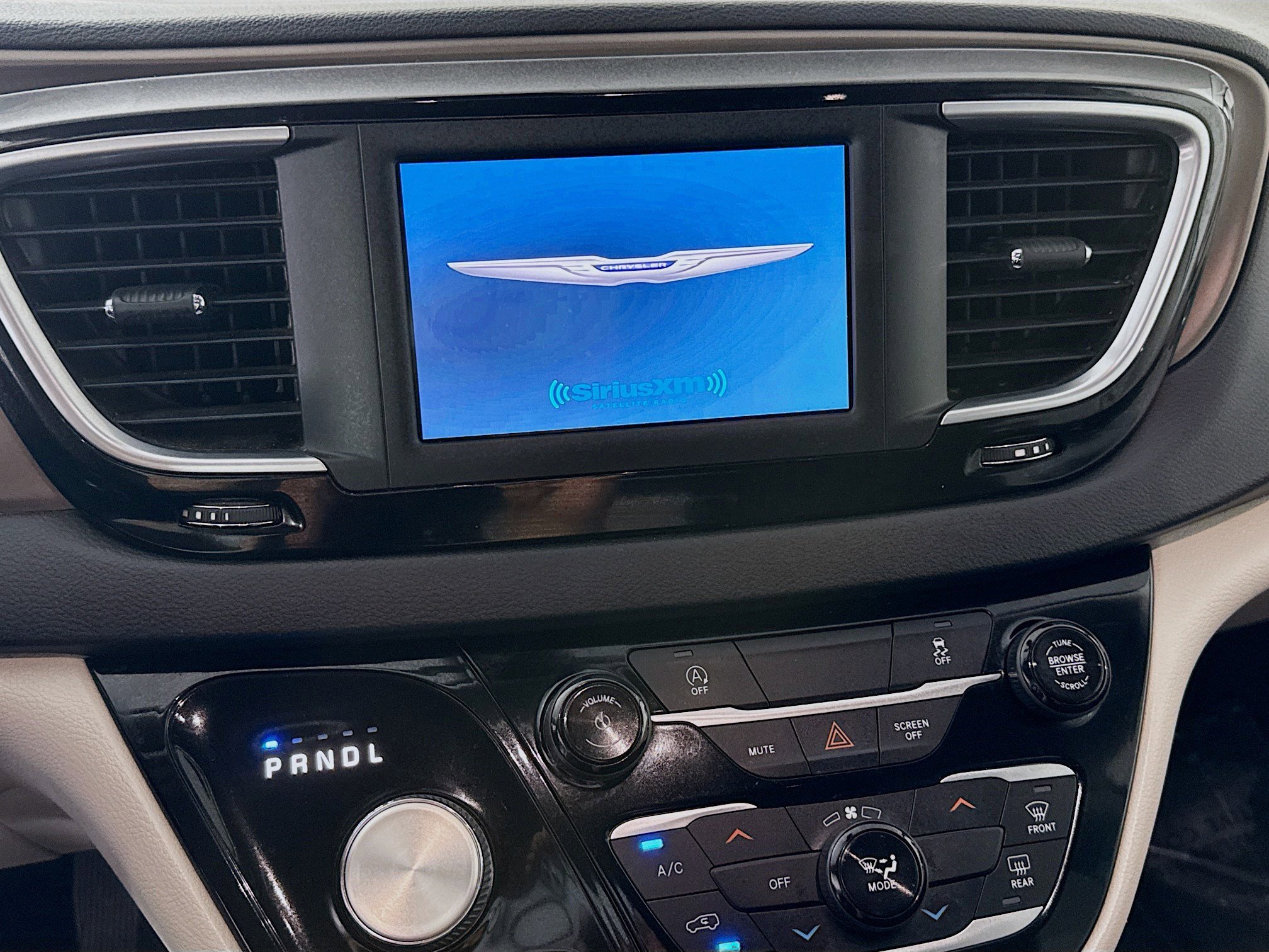 Used 2022 Chrysler Voyager LX FWD image 18