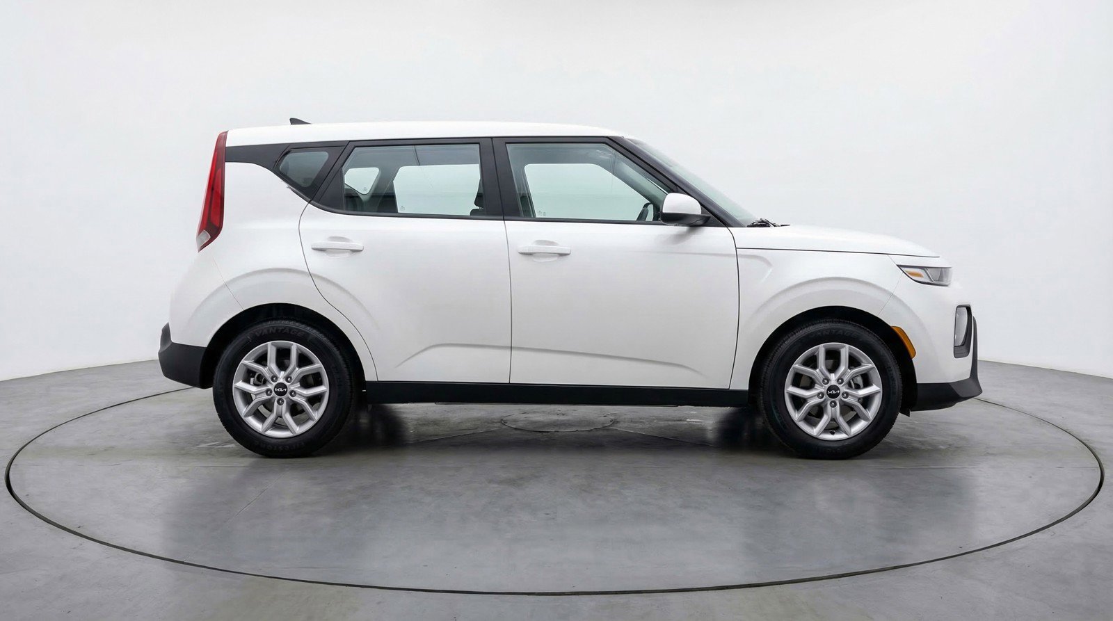 Used 2025 Kia Soul LX w/ LX Technology Package FWD image 11