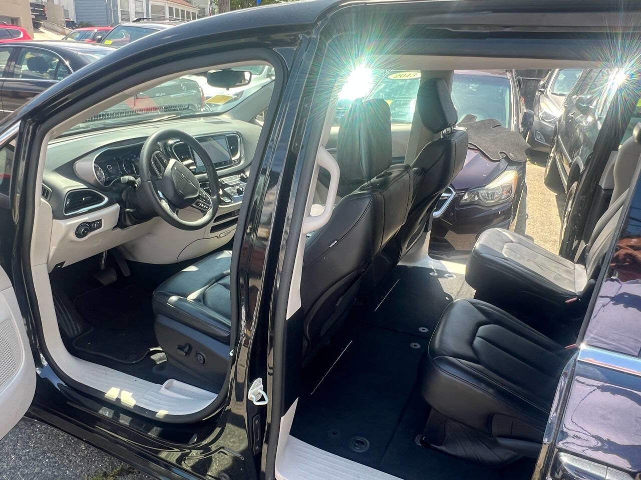 Used 2023 Chrysler Pacifica Touring-L image 23