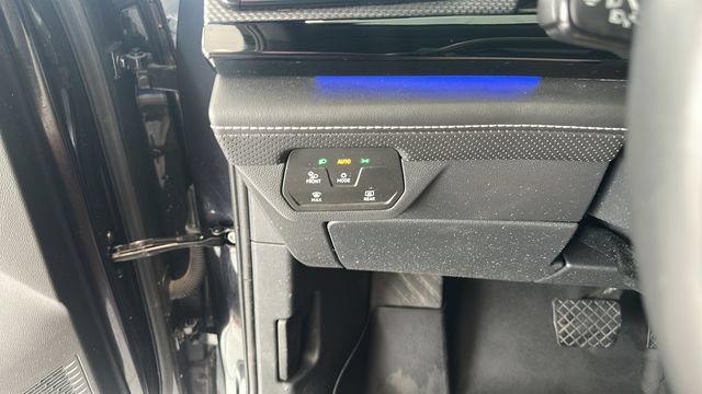 Used 2024 Volkswagen Atlas Cross Sport SEL AWD/4WD image 16