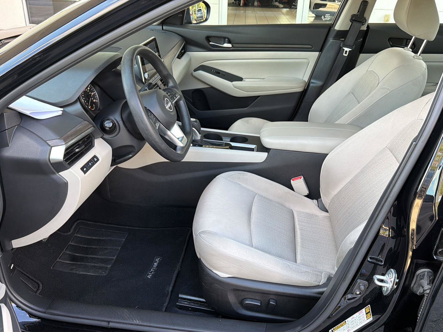 Used 2025 Nissan Altima 2.5 SV FWD image 10