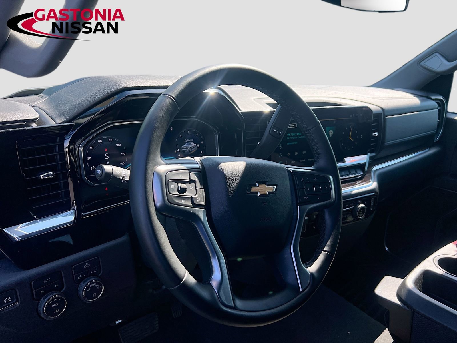 Used 2025 Chevrolet Silverado 1500 LT AWD/4WD image 11