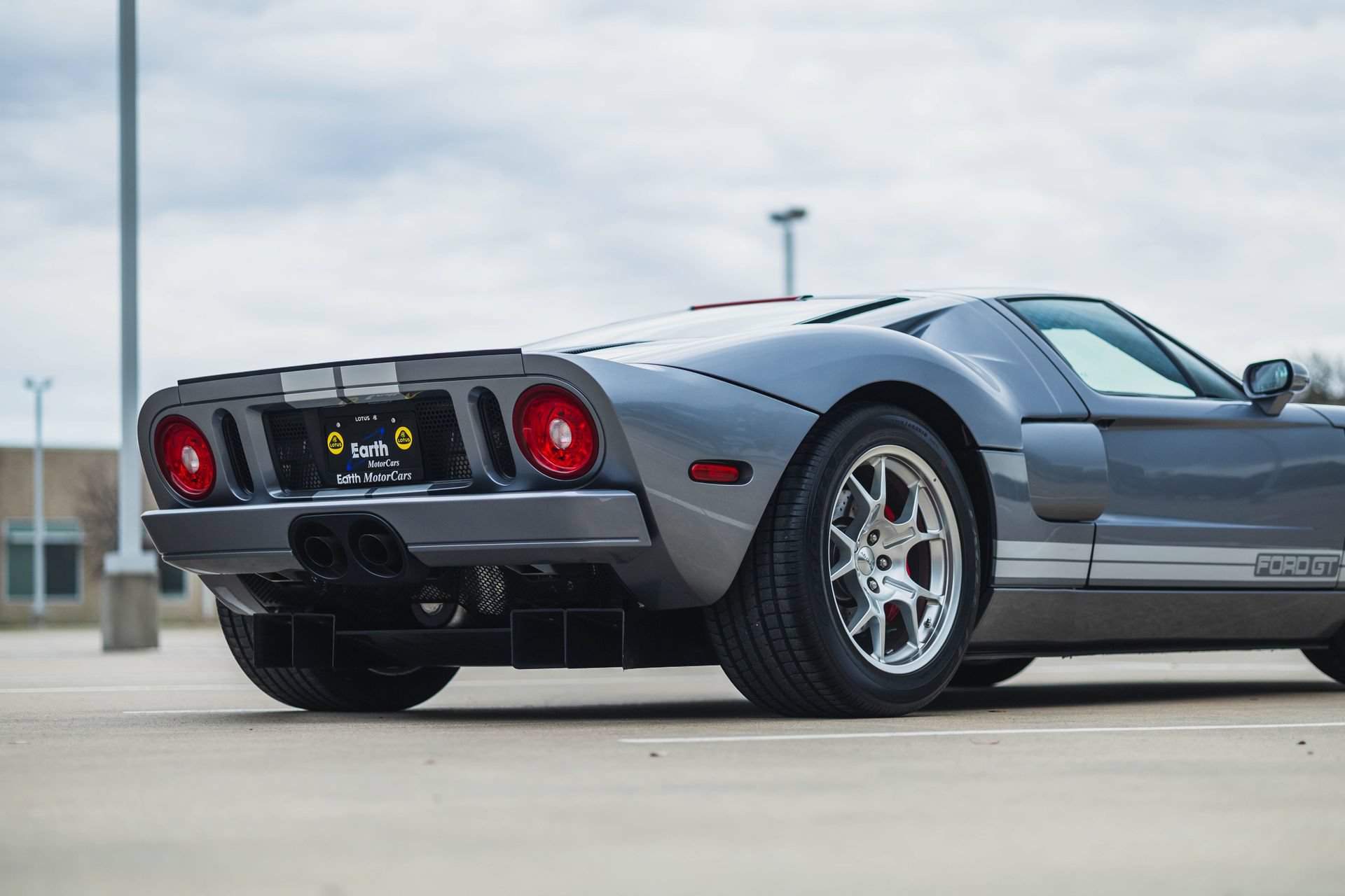 Used 2006 Ford GT RWD image 24