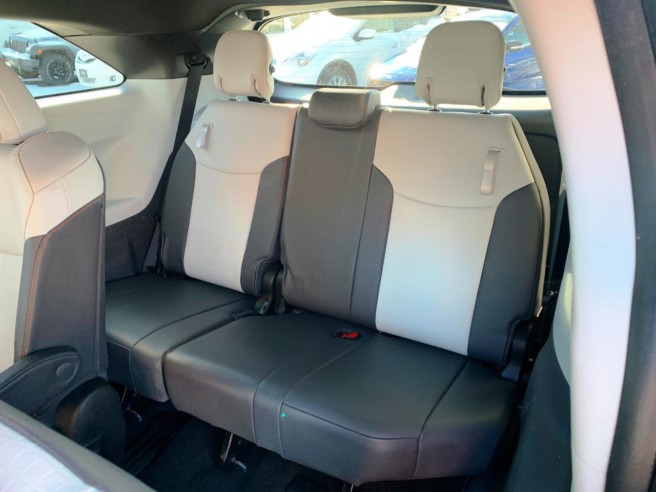 Used 2022 Toyota Sienna XSE image 7