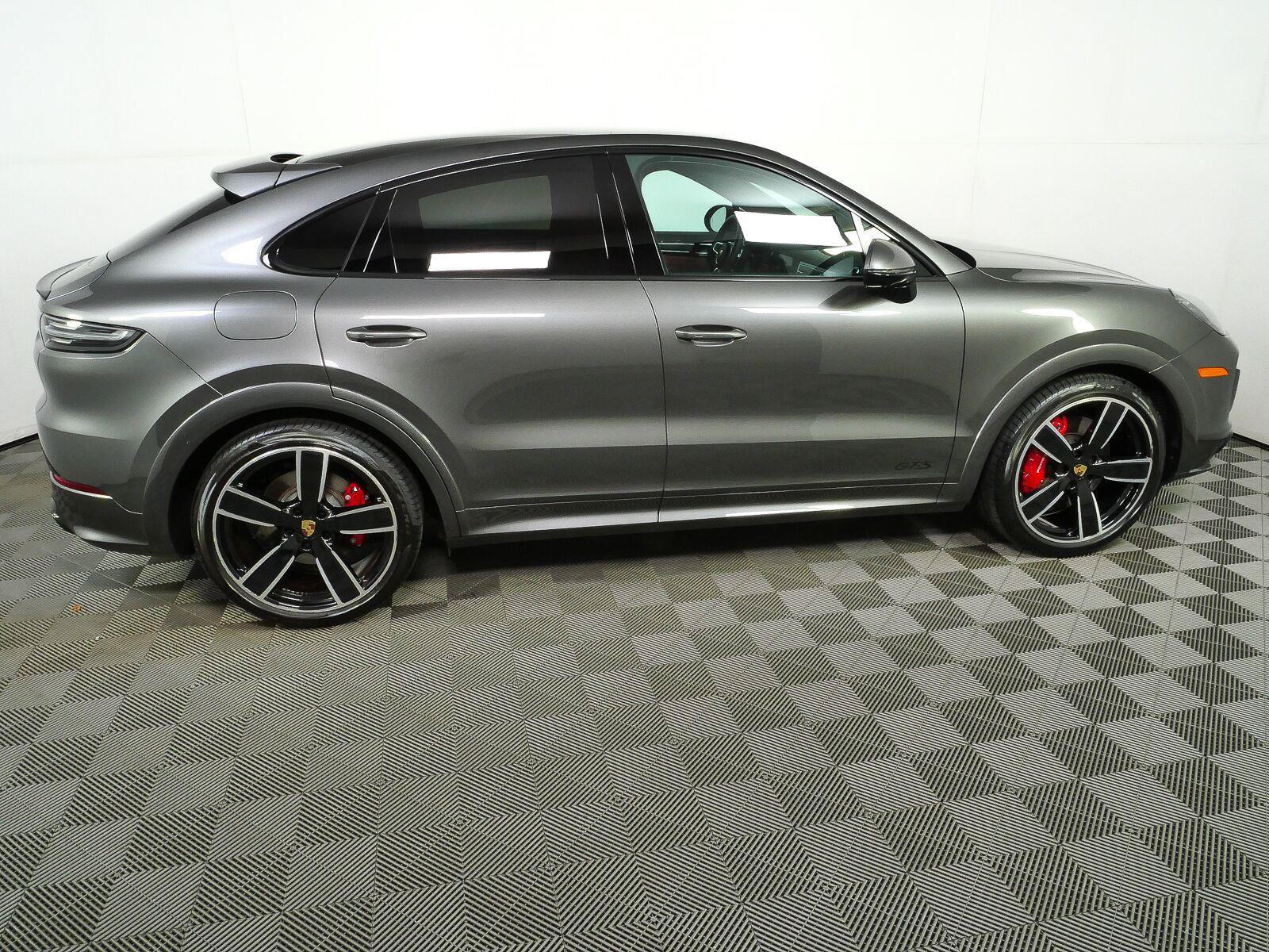 Used 2023 Porsche Cayenne GTS AWD/4WD image 33