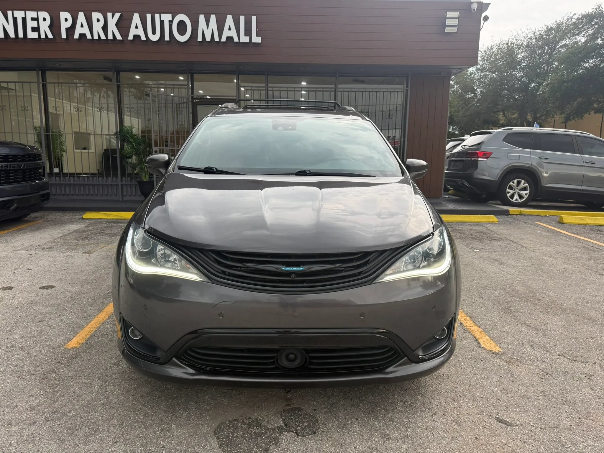 Used 2019 Chrysler Pacifica Limited w/ Advanced Safetytec Group FWD image 2