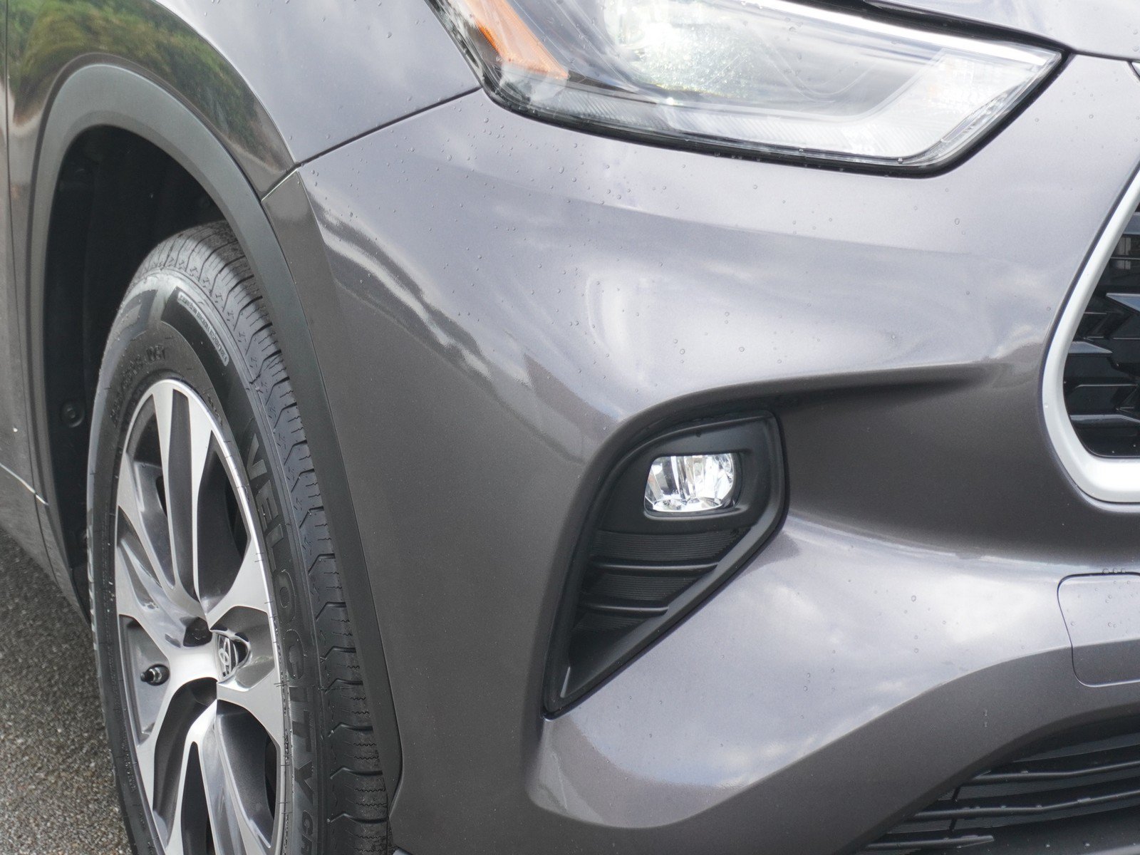 Used 2023 Toyota Highlander XLE FWD image 3