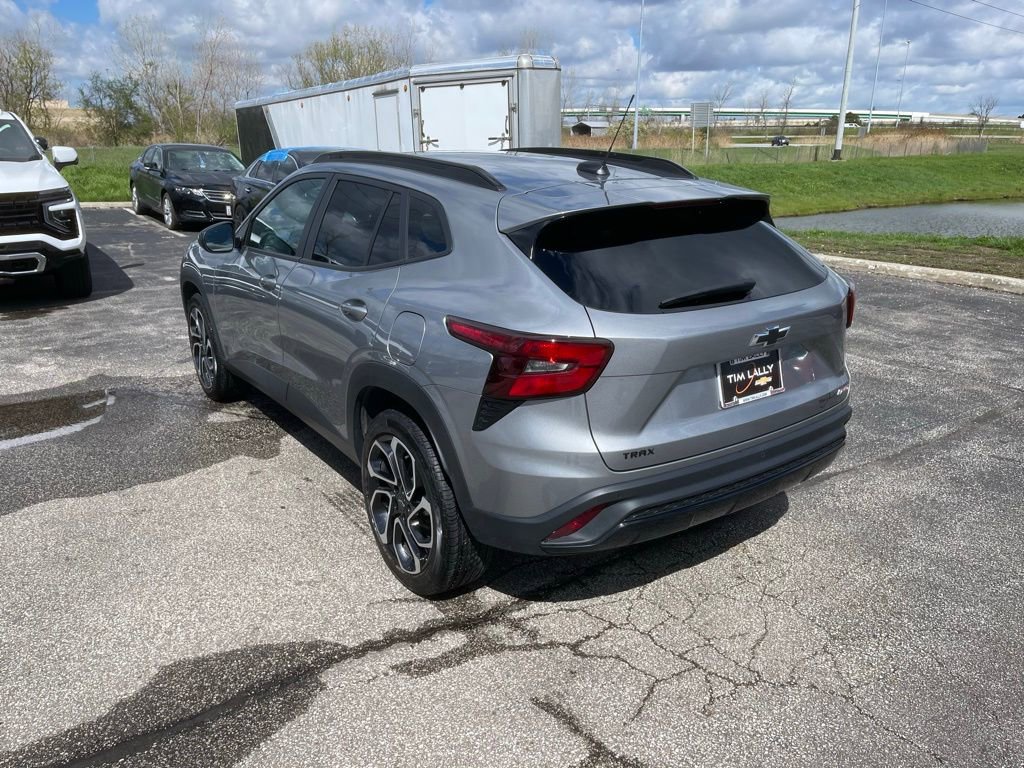 Used 2024 Chevrolet Trax RS w/ Sunroof Package FWD image 5
