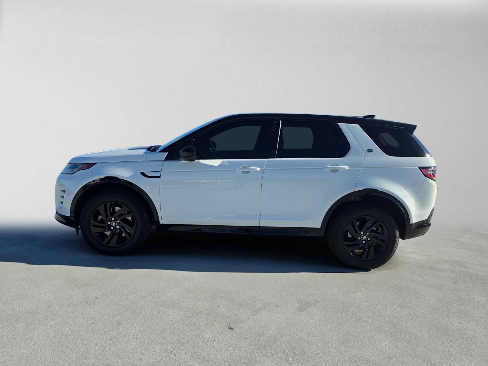 Used 2024 Land Rover Discovery Sport Dynamic SE AWD/4WD image 2