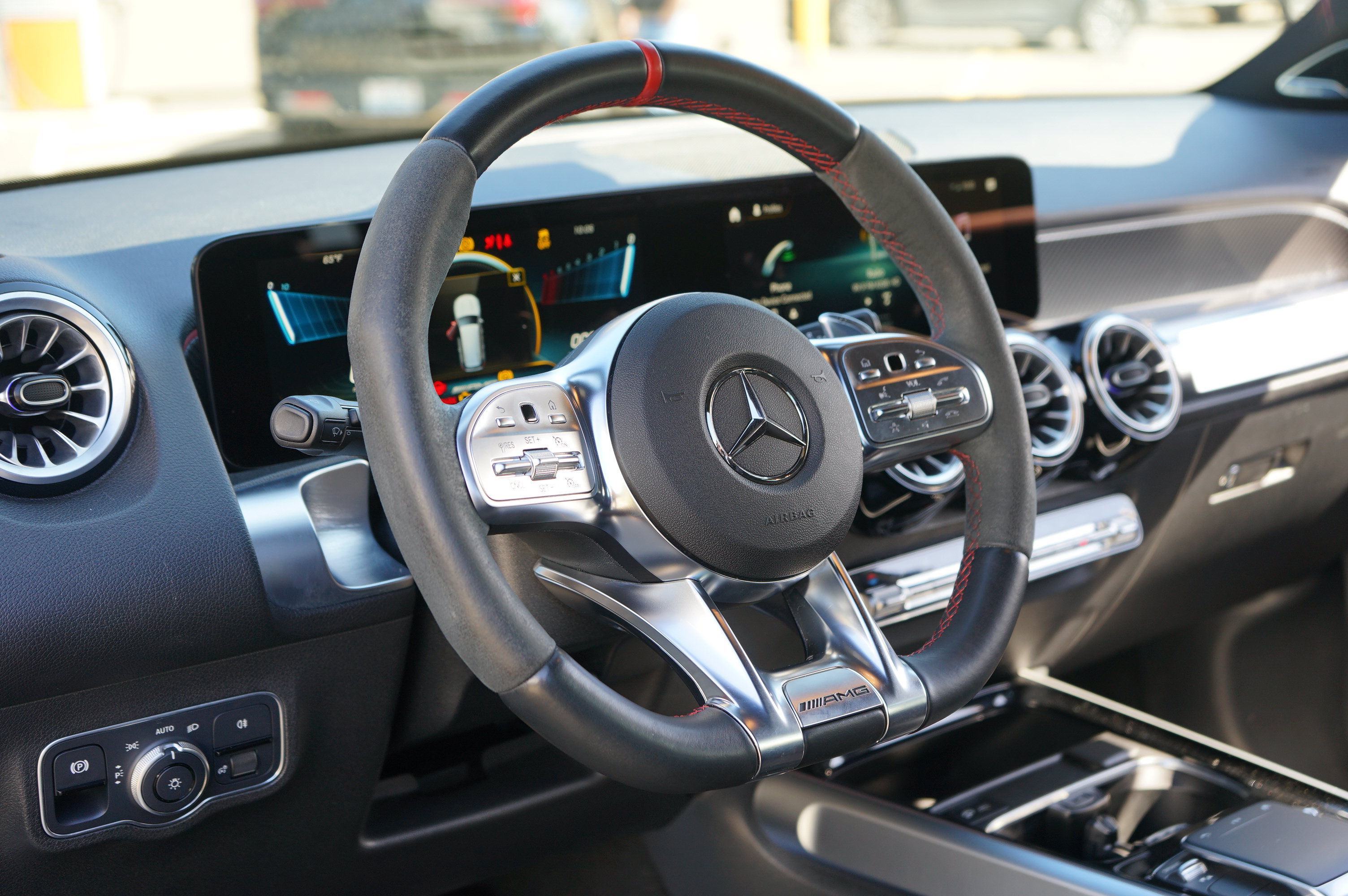 Used 2023 Mercedes-Benz GLB 35 AMG 4MATIC w/ Premium Package image 17