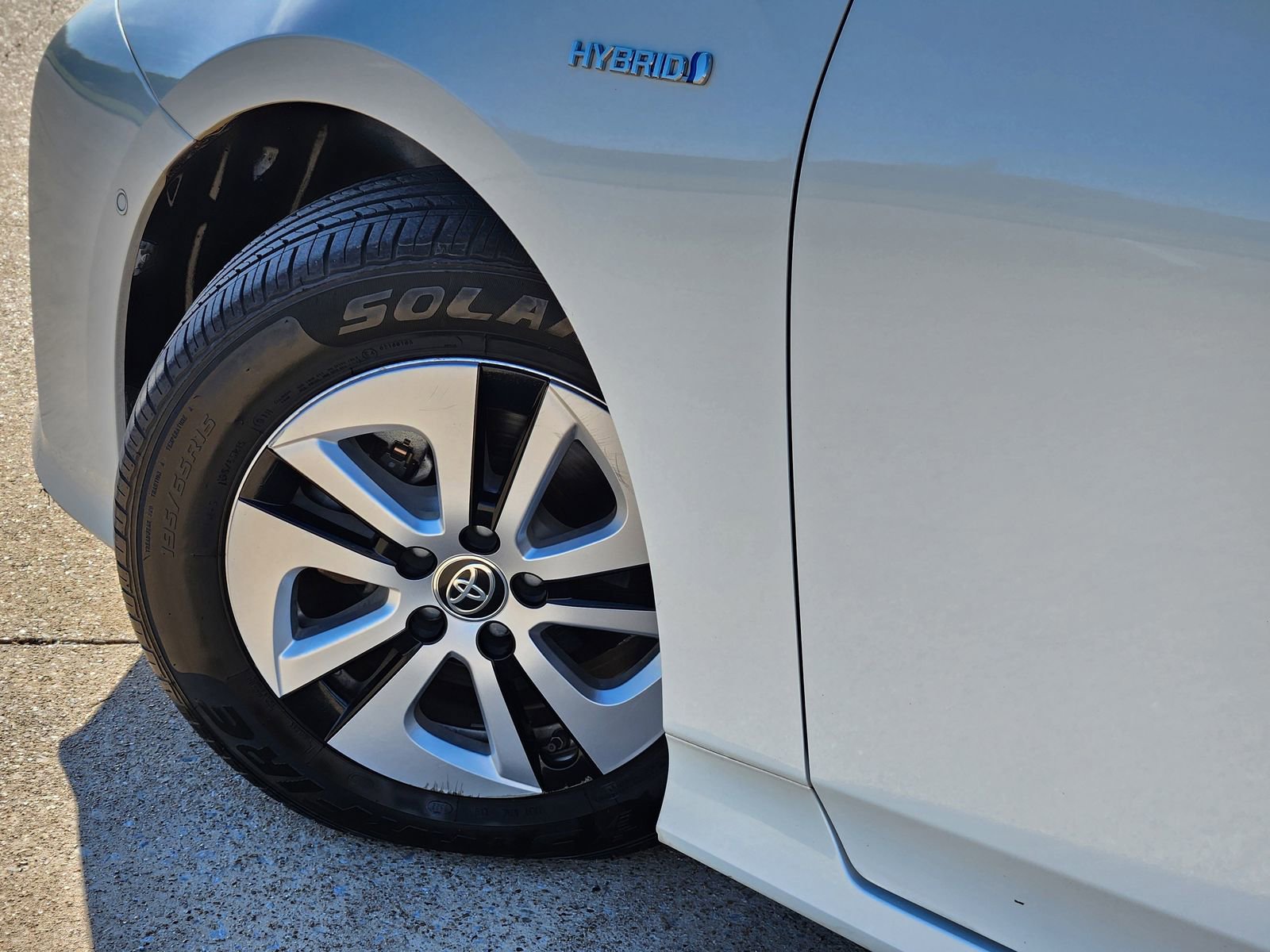 Used 2016 Toyota Prius Four w/ Advanced Technology Package image 14