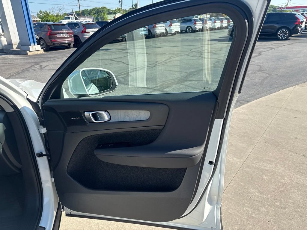 Certified 2024 Volvo XC40 B5 Plus w/ Protection Package Premier AWD/4WD image 34