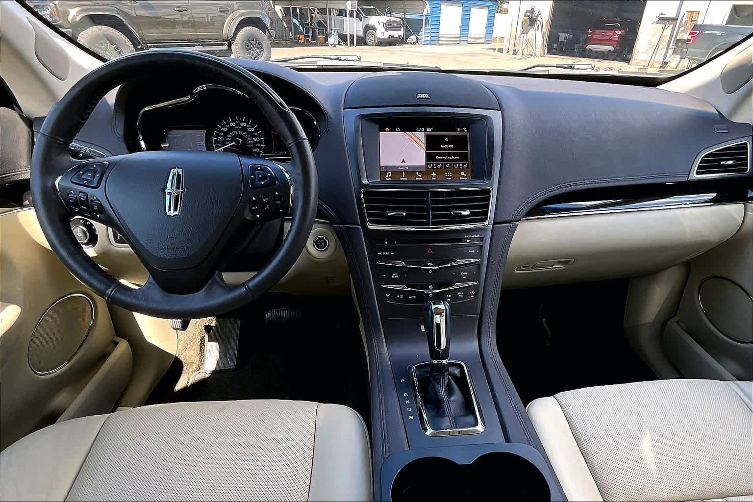 Used 2018 Lincoln MKT AWD image 18