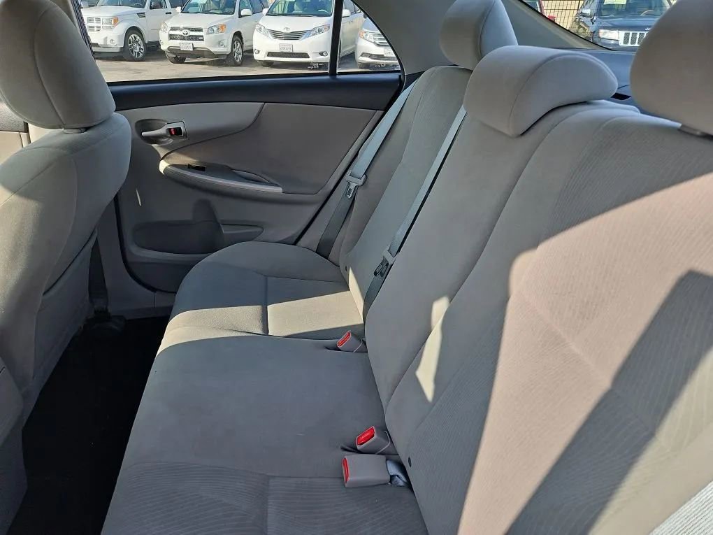 Used 2013 Toyota Corolla LE FWD image 18