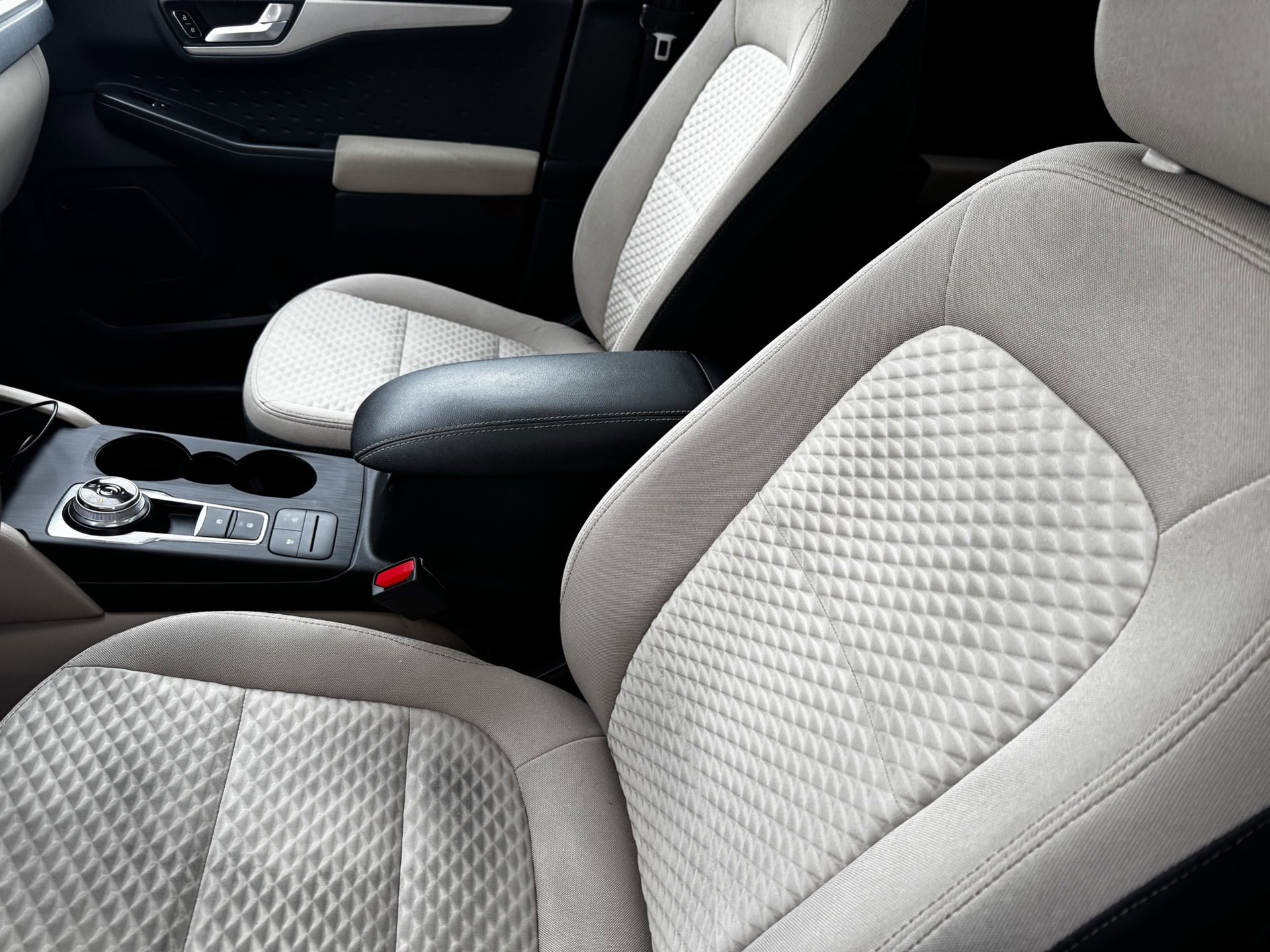 Used 2020 Ford Escape SE image 16