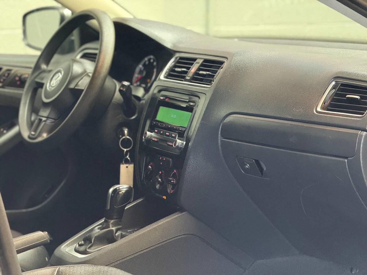 Used 2014 Volkswagen Jetta SE FWD image 2