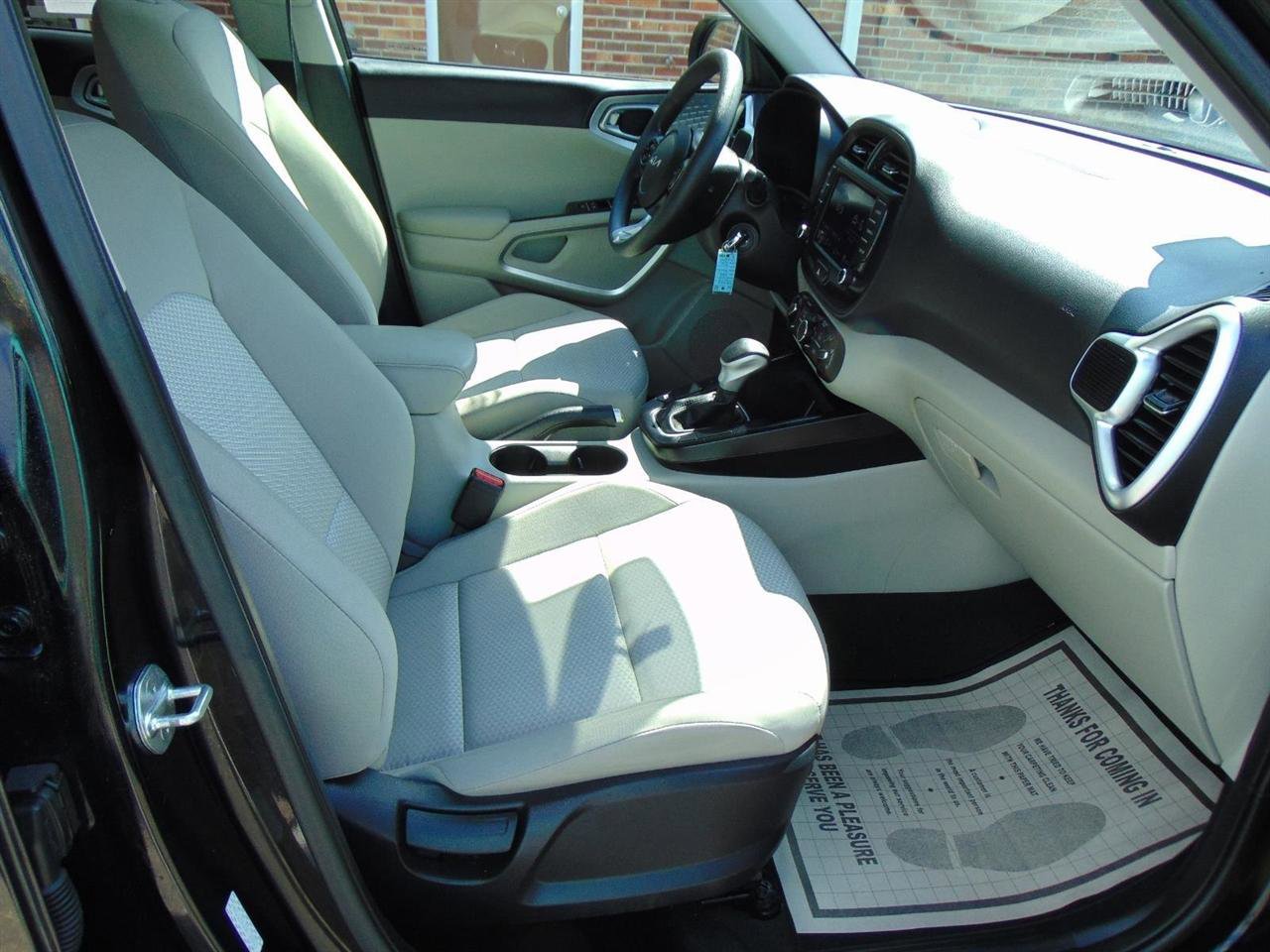 Used 2022 Kia Soul LX image 16